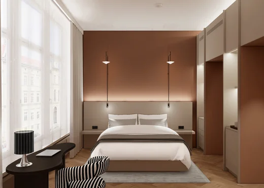 Ihr Stadthotel in Berlin: DASEYN | Fischerinsel Modernes Einzelzimmer mit brauner Wand, großem Fenster und gestreiftem Sessel